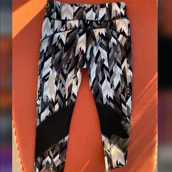 Nike Dri-Fit Capris - Picture 2 of 7